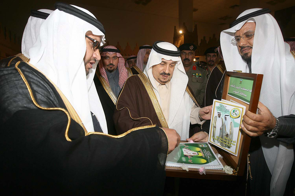 أمير منطقة القصيم يكرم الطلاب المتفوقين في بريدة