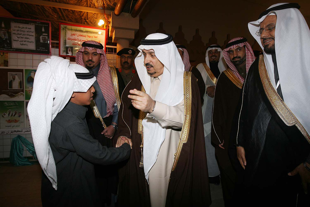 أمير منطقة القصيم يكرم الطلاب المتفوقين في بريدة