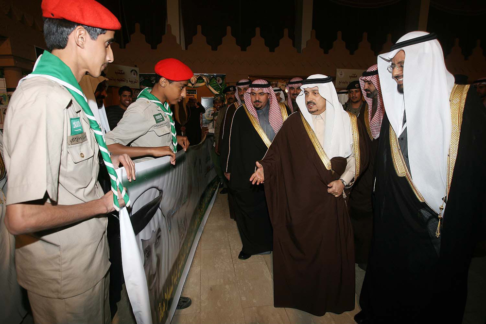 أمير منطقة القصيم يكرم الطلاب المتفوقين في بريدة