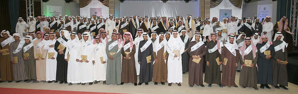 أمير منطقة القصيم يكرم الطلاب المتفوقين في بريدة