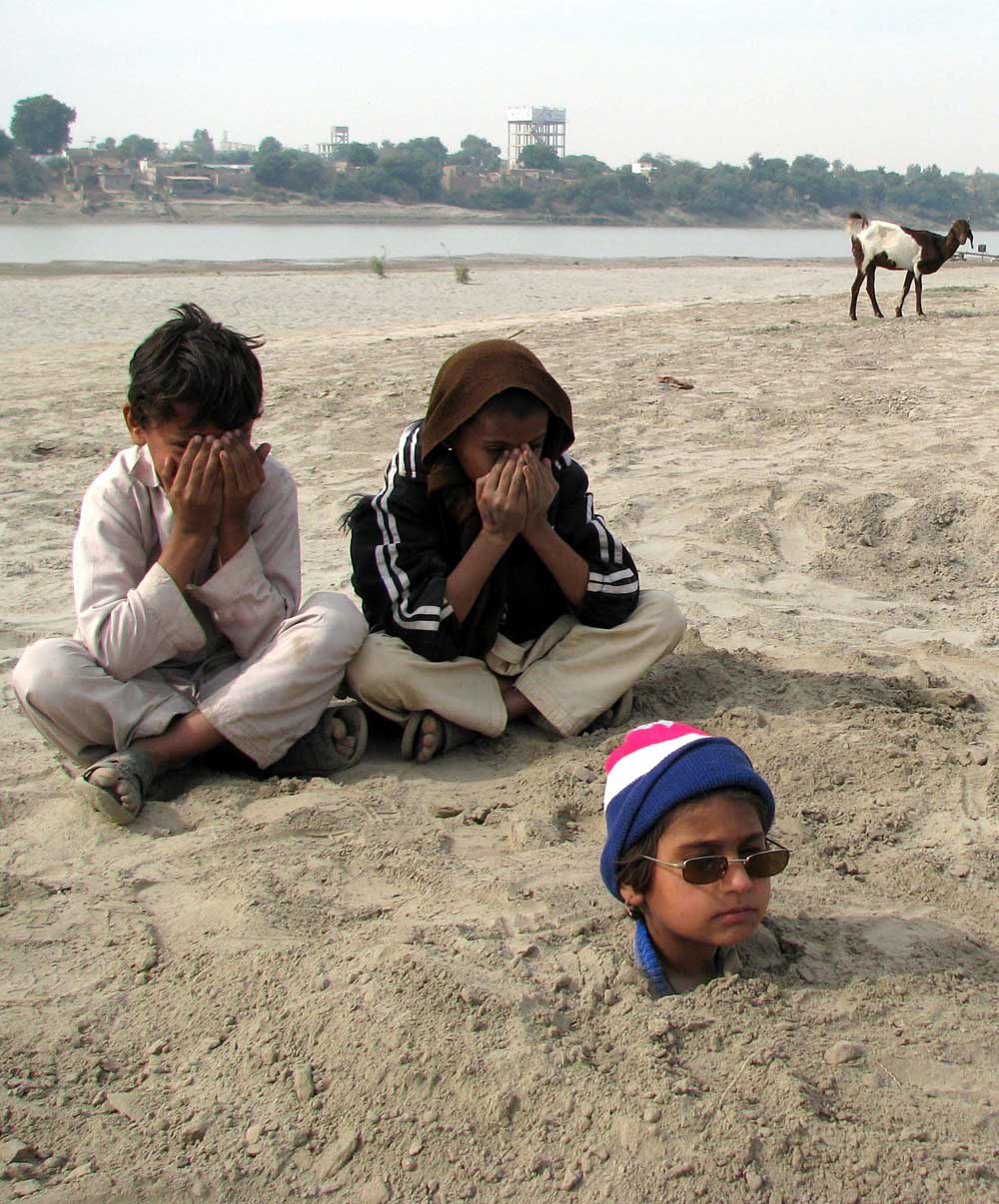 فتاة تم دفن باقي جسمها بعد حصولها على مشورة طبيب بالبقاء في الرمال خلال كسوف الشمس في باكستان