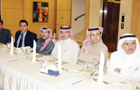 الاقتصادية تحتفي بوفد «إنسياد»