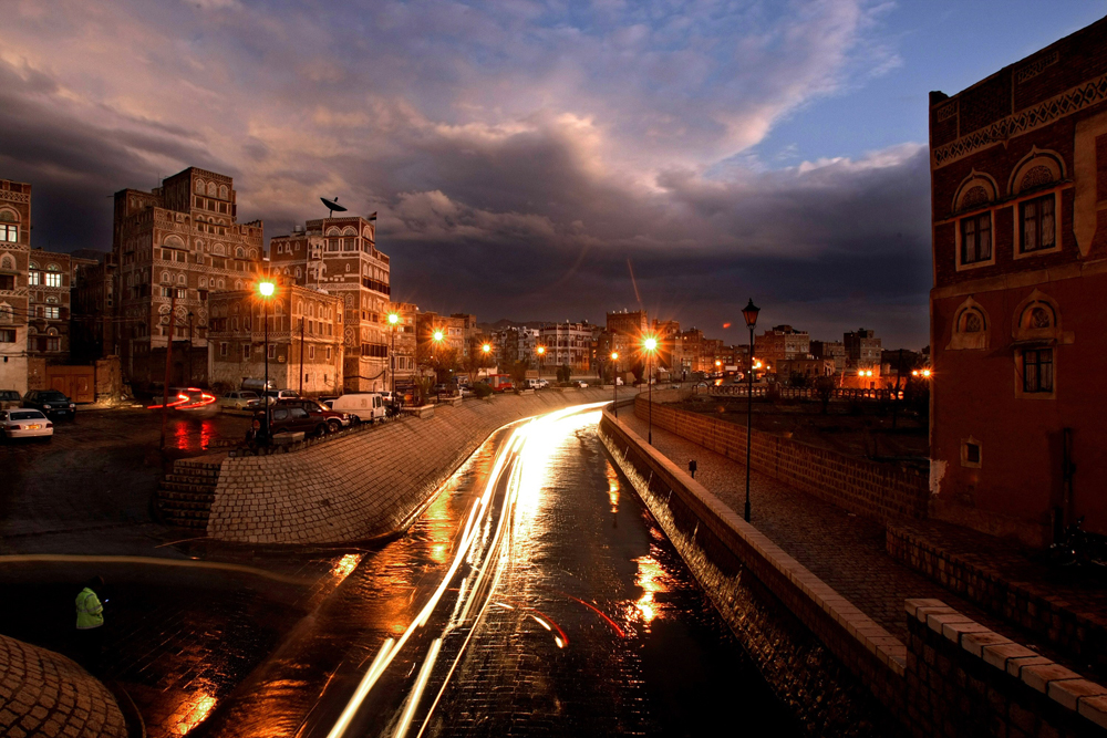 صورة لطريق السيله في المدينة القديمة من صنعاء.