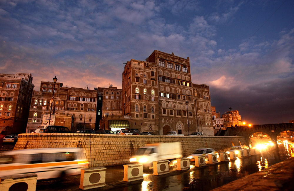 صورة لطريق السيله في المدينة القديمة من صنعاء.