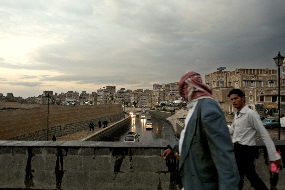 صورة لطريق السيله في المدينة القديمة من صنعاء.