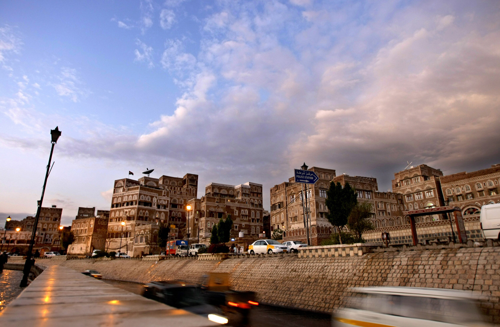 صورة لطريق السيله في المدينة القديمة من صنعاء.