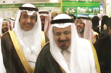 العنقري يزور جناح جامعة الأمير سلطان في معرض التعليم العالي