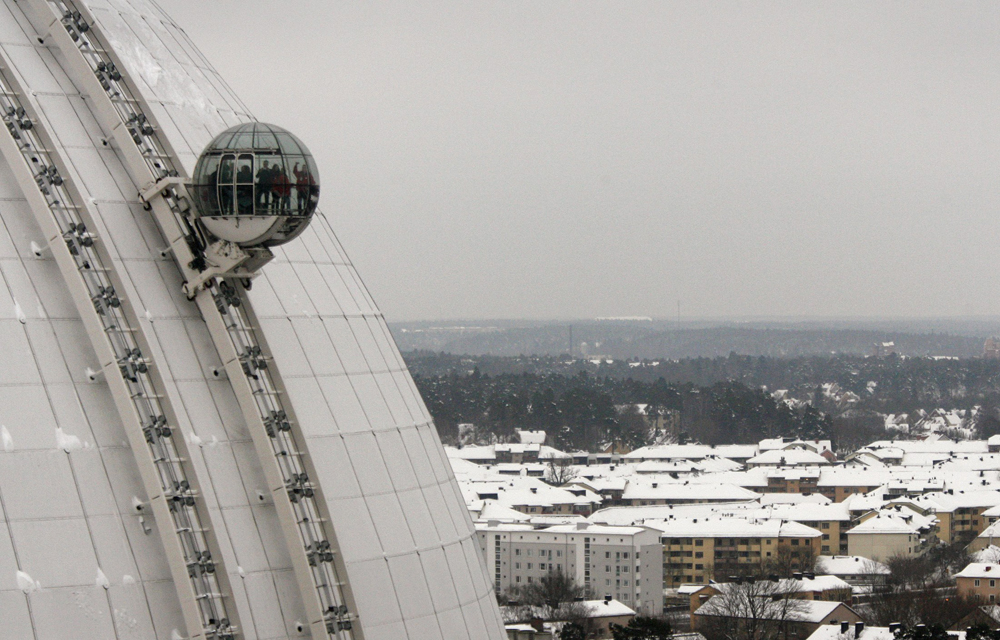 سلم كهربائي من الزجاج يحمل الزوار إلى أعلى صالة إريكسون غلوب ارينا 130 مترا (427 قدما) فوق مستوى سطح البحر في ستوكهولم.