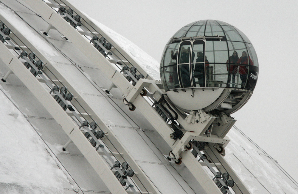 سلم كهربائي من الزجاج يحمل الزوار إلى أعلى صالة إريكسون غلوب ارينا 130 مترا (427 قدما) فوق مستوى سطح البحر في ستوكهولم.
