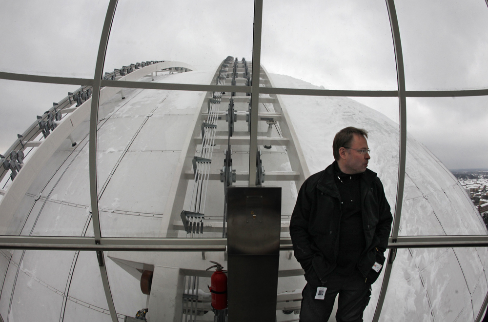 سلم كهربائي من الزجاج يحمل الزوار إلى أعلى صالة إريكسون غلوب ارينا 130 مترا (427 قدما) فوق مستوى سطح البحر في ستوكهولم.