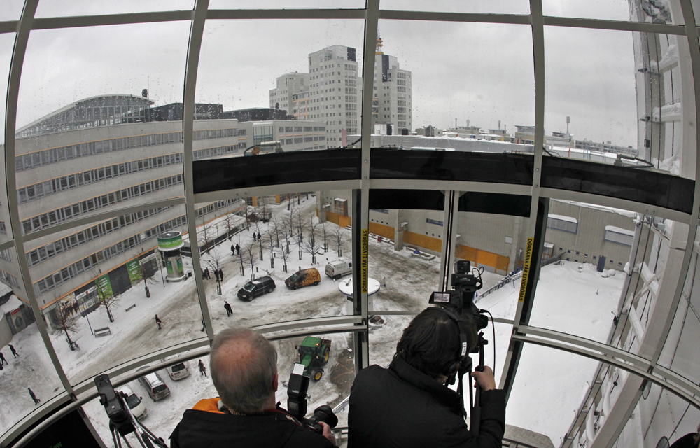 سلم كهربائي من الزجاج يحمل الزوار إلى أعلى صالة إريكسون غلوب ارينا 130 مترا (427 قدما) فوق مستوى سطح البحر في ستوكهولم.