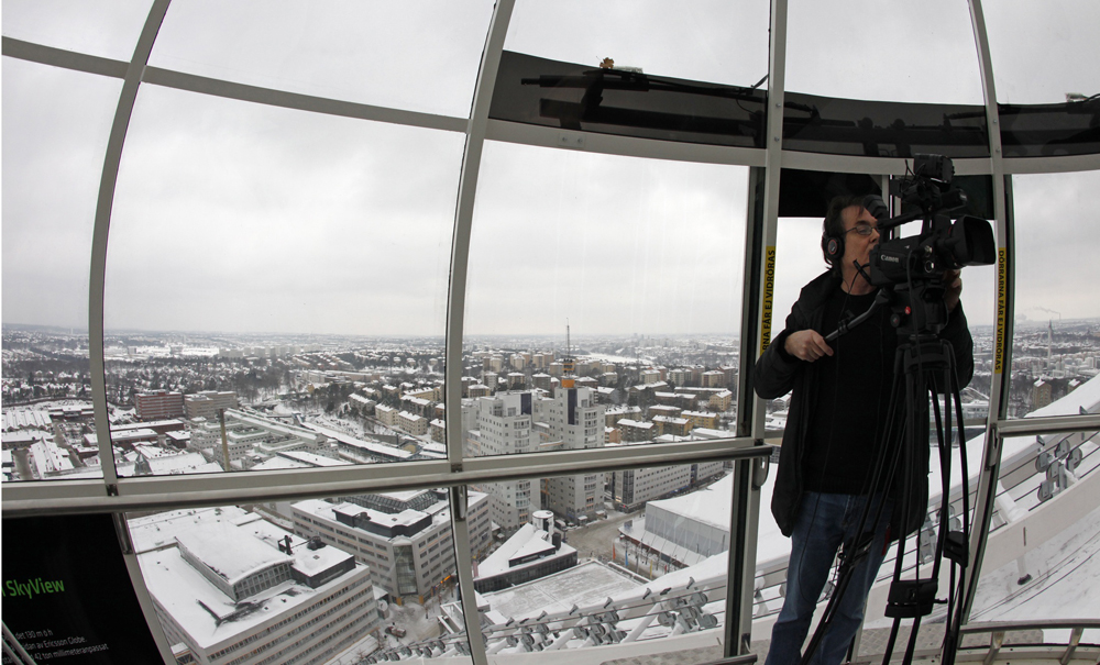 سلم كهربائي من الزجاج يحمل الزوار إلى أعلى صالة إريكسون غلوب ارينا 130 مترا (427 قدما) فوق مستوى سطح البحر في ستوكهولم.