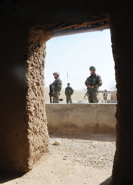 ابتعدوا عن الطريق