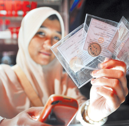 إندونيسيون يفضلون الدينار الإسلامي على الروبية والدولار