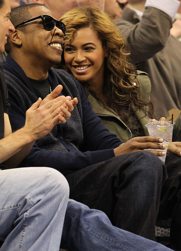 بيونسيه وزوجها جاي زي يحضران مباراة لكرة السلة في لوس أنجليس.