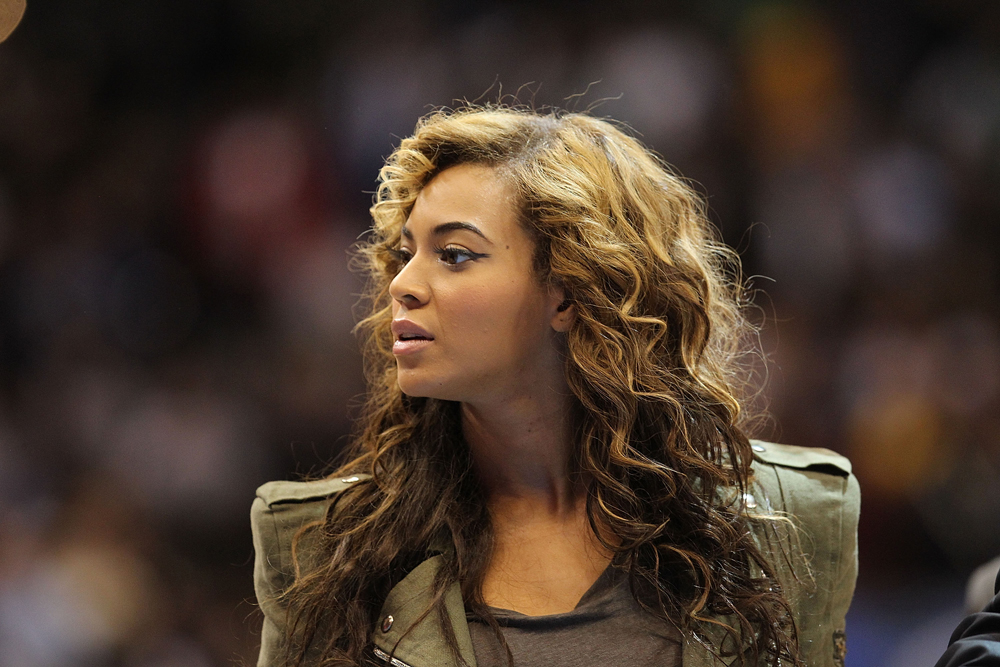 بيونسيه وزوجها جاي زي يحضران مباراة لكرة السلة في لوس أنجليس.