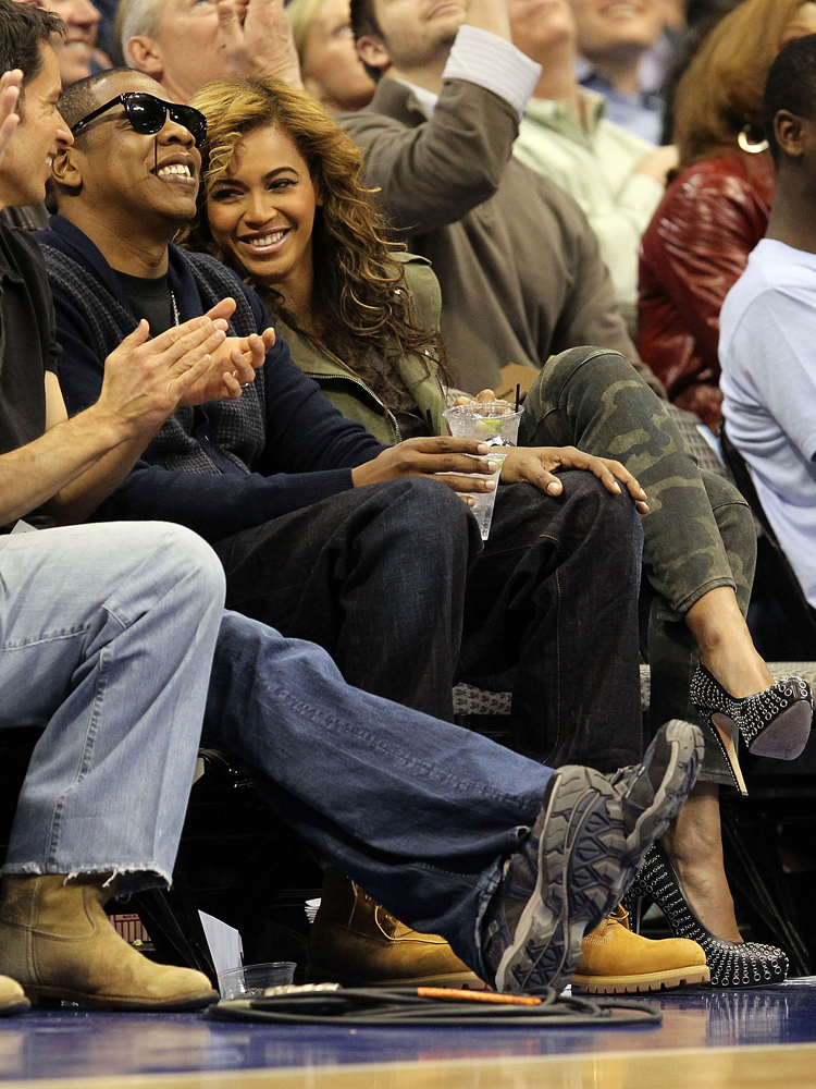 بيونسيه وزوجها جاي زي يحضران مباراة لكرة السلة في لوس أنجليس.