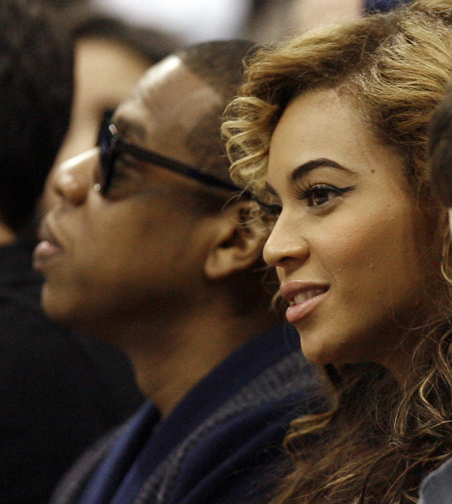 بيونسيه وزوجها جاي زي يحضران مباراة لكرة السلة في لوس أنجليس.