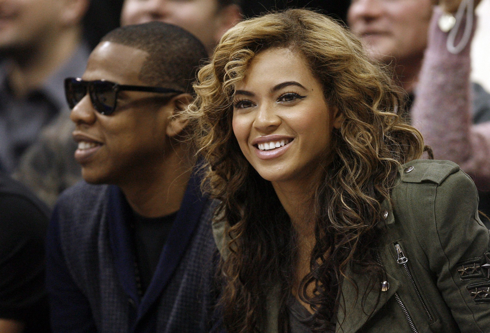 بيونسيه وزوجها جاي زي يحضران مباراة لكرة السلة في لوس أنجليس.