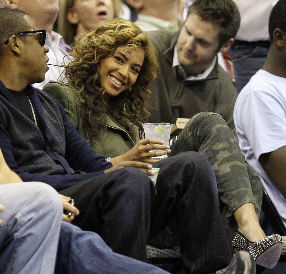 بيونسيه وزوجها جاي زي يحضران مباراة لكرة السلة في لوس أنجليس.