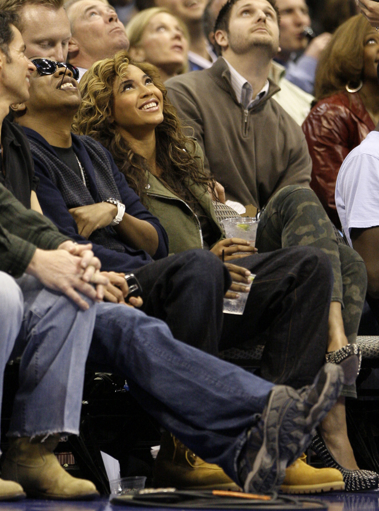 بيونسيه وزوجها جاي زي يحضران مباراة لكرة السلة في لوس أنجليس.