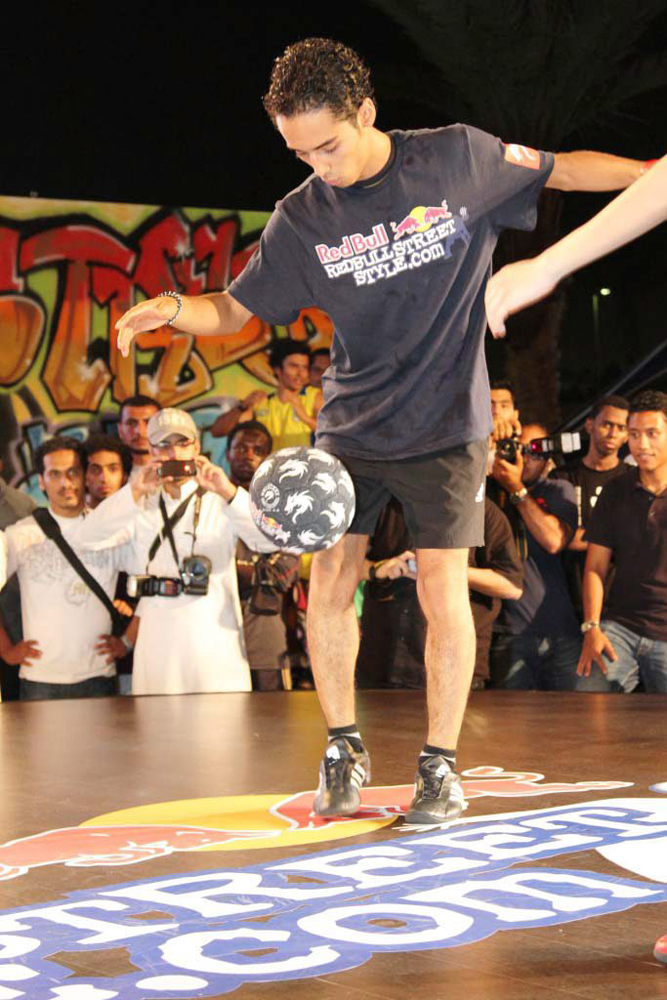 السعودي باسل فيرق يمثل المملكة في نهائيات "ريد بُل ستريت ستايل" للكرة الاستعراضية في جنوب أفريقيا بعد إحرازه لقب أفضل لاعب كرة ق