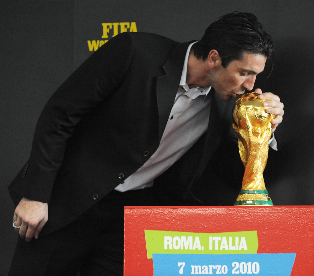 الحارس الايطالي جيانلويجي بوفون يتمعن كأس العالم لكرة القدم في مطار فيوميتشينو في روما خلال جولته حول بلدان العالم.