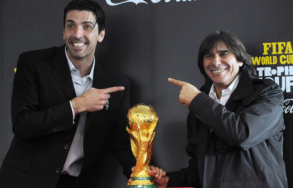 الحارس الايطالي جيانلويجي بوفون يتمعن كأس العالم لكرة القدم في مطار فيوميتشينو في روما خلال جولته حول بلدان العالم.