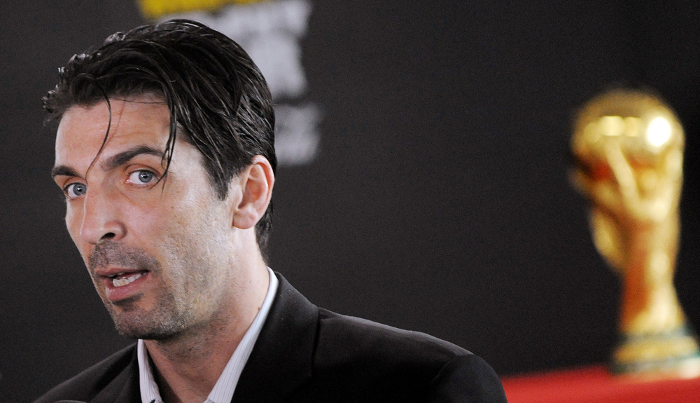 الحارس الايطالي جيانلويجي بوفون يتمعن كأس العالم لكرة القدم في مطار فيوميتشينو في روما خلال جولته حول بلدان العالم.