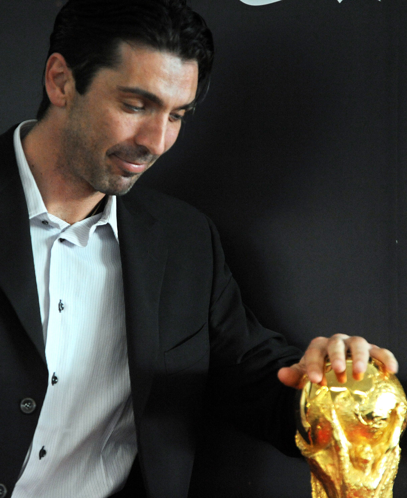 الحارس الايطالي جيانلويجي بوفون يتمعن كأس العالم لكرة القدم في مطار فيوميتشينو في روما خلال جولته حول بلدان العالم.