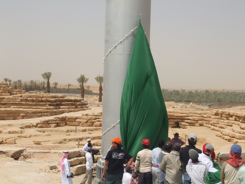 رفع أكبر علم للمملكة على أعلى سارية في الدرعية