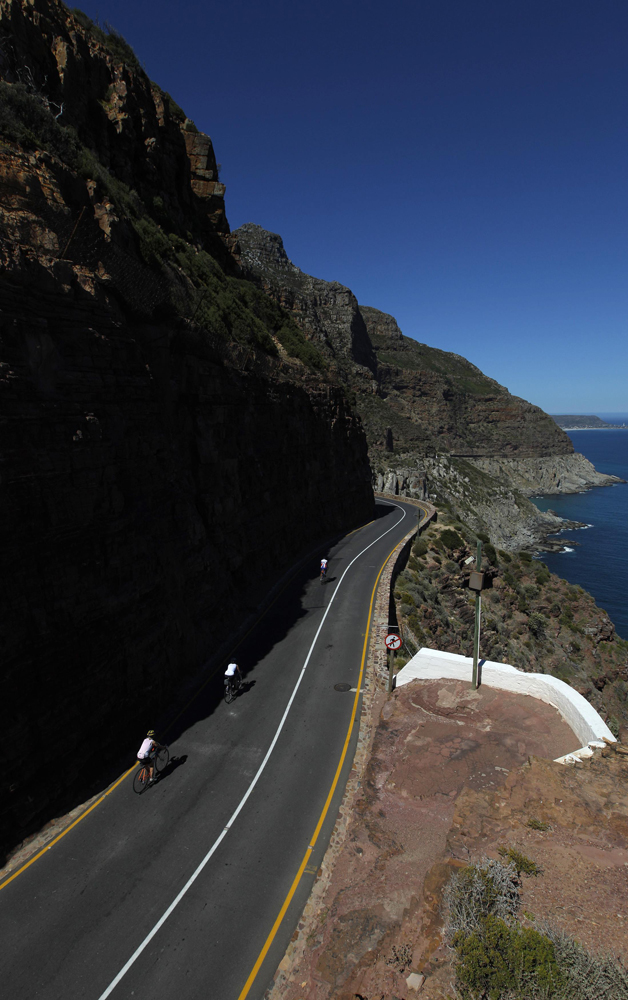 دراجون يجوبون شوارع مدينة كيب تاون إحدى التسع مدن الجنوب أفريقية التي ستستضيف مباريات نهائيات كأس العالم لكرة القدم 2010 .