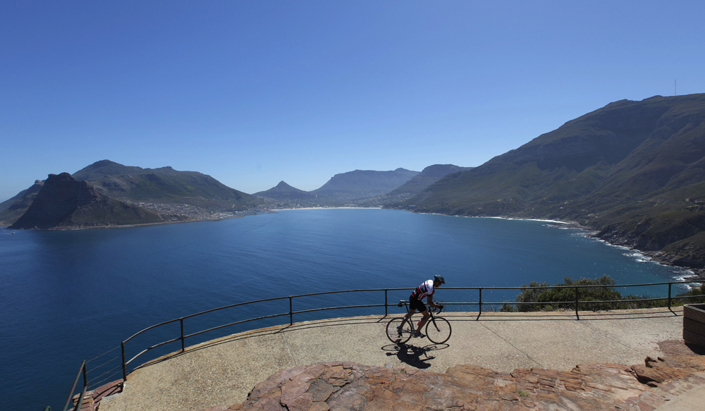 دراجون يجوبون شوارع مدينة كيب تاون إحدى التسع مدن الجنوب أفريقية التي ستستضيف مباريات نهائيات كأس العالم لكرة القدم 2010 .