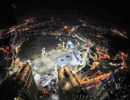 طالب يحوز «الريشة الذهبية» بصورة للحرم المكي