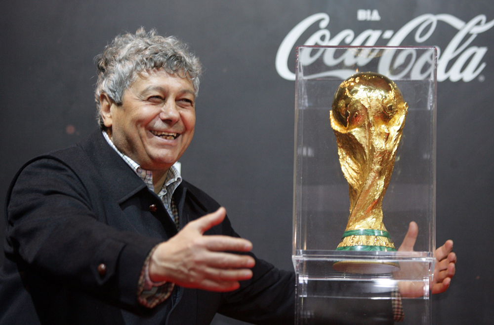 كأس العالم لكرة القدم تصل إلى أوكرانيا في إطار الجولة التي تجوب فيها 83 من دول العالم على مدار 225 يوما قبل وصولها إلى جنوب أفري