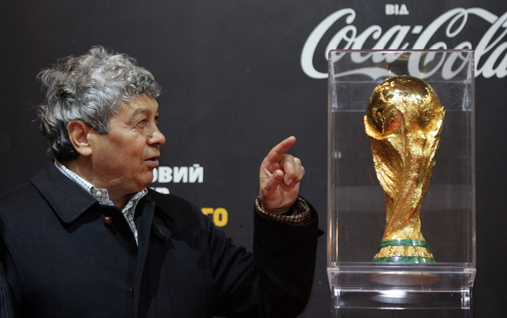 كأس العالم لكرة القدم تصل إلى أوكرانيا في إطار الجولة التي تجوب فيها 83 من دول العالم على مدار 225 يوما قبل وصولها إلى جنوب أفري