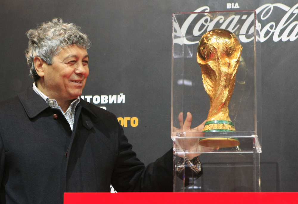 كأس العالم لكرة القدم تصل إلى أوكرانيا في إطار الجولة التي تجوب فيها 83 من دول العالم على مدار 225 يوما قبل وصولها إلى جنوب أفري