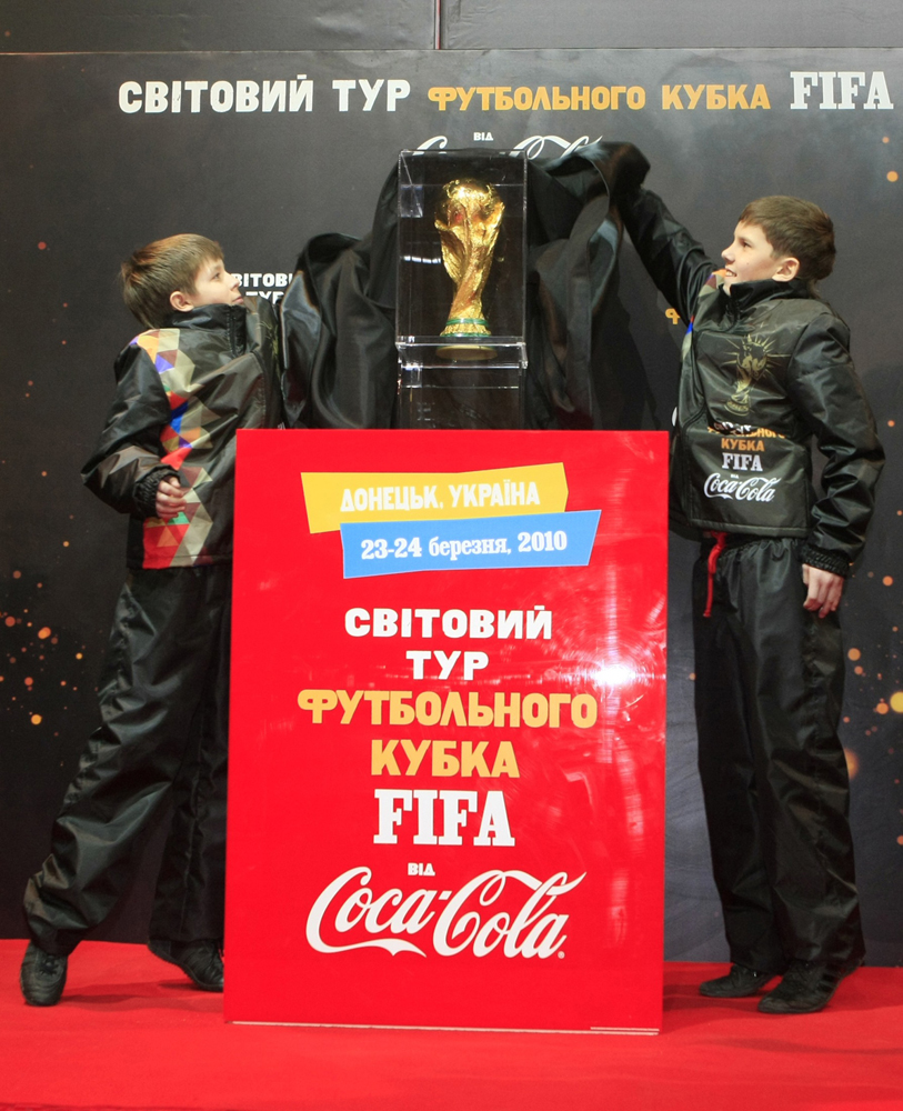 كأس العالم لكرة القدم تصل إلى أوكرانيا في إطار الجولة التي تجوب فيها 83 من دول العالم على مدار 225 يوما قبل وصولها إلى جنوب أفري