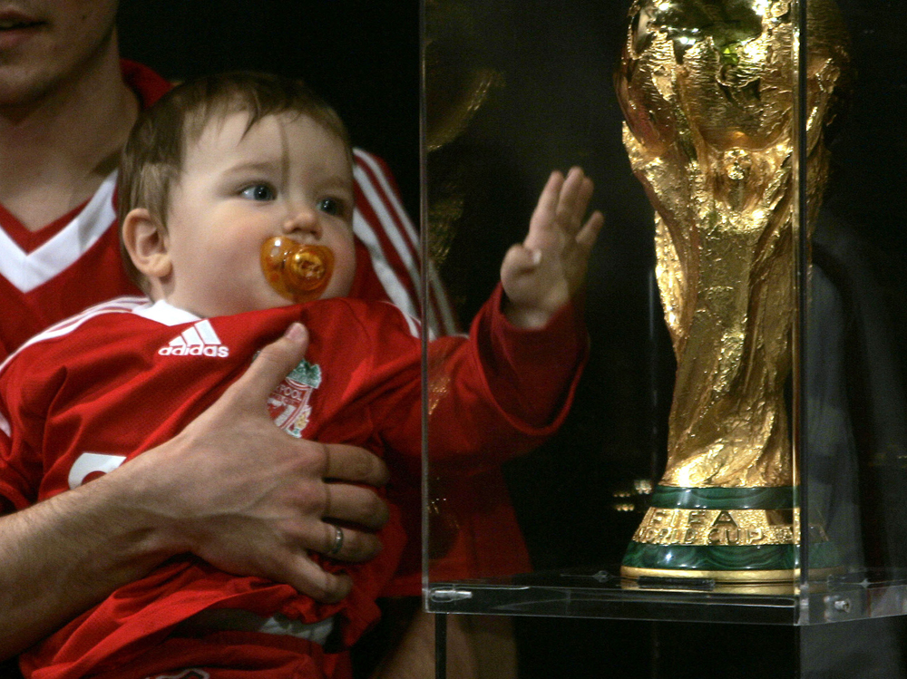 كأس العالم لكرة القدم تصل إلى بلغراد العاصمة الصربية كجزء من جولته الدولية لـ 83 بلدا.