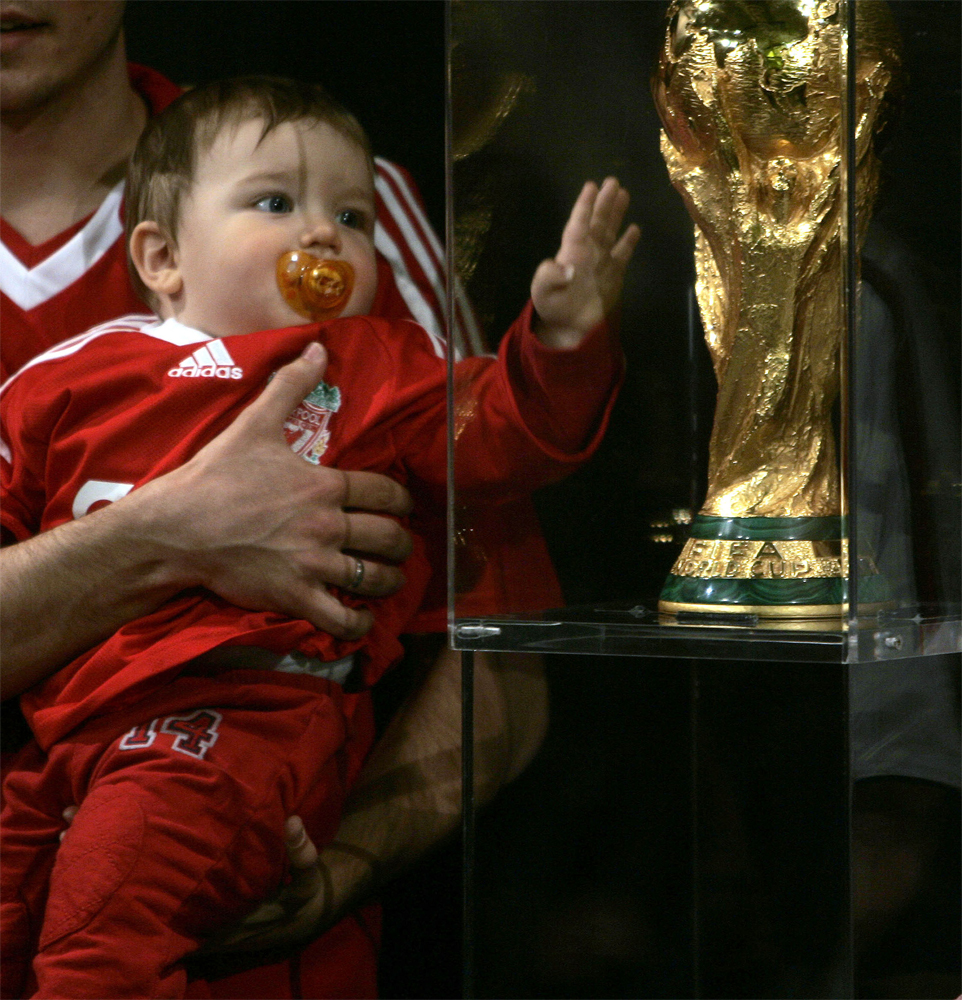 كأس العالم لكرة القدم تصل إلى بلغراد العاصمة الصربية كجزء من جولته الدولية لـ 83 بلدا.