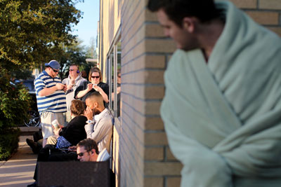 تسليم جهاز الآي باد لطوابير المشترين وسط أجواء احتفالية