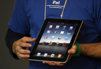 تسليم جهاز الآي باد لطوابير المشترين وسط أجواء احتفالية