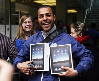 تسليم جهاز الآي باد لطوابير المشترين وسط أجواء احتفالية