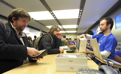 تسليم جهاز الآي باد لطوابير المشترين وسط أجواء احتفالية