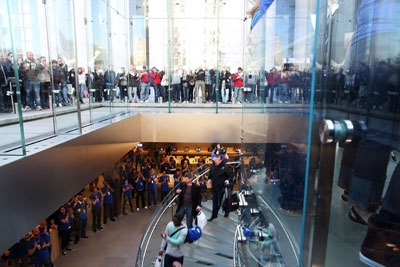 تسليم جهاز الآي باد لطوابير المشترين وسط أجواء احتفالية