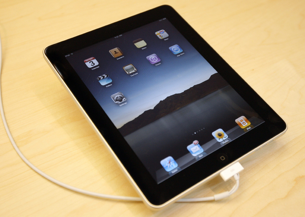 تسليم جهاز الآي باد لطوابير المشترين وسط أجواء احتفالية