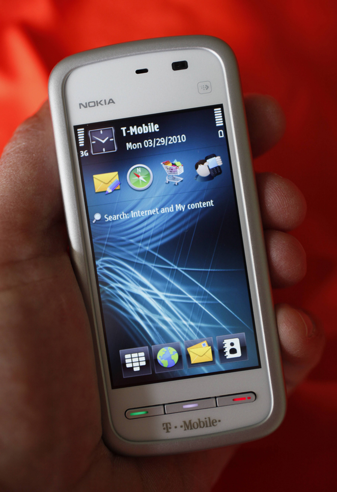 صورة للهاتف النقال الجديد نوكيا T-Mobile Nokia 5230 Nuron في سان فرانسيسكو.