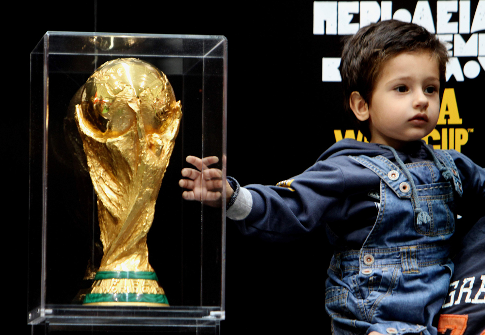 كأس العالم لكرة القدم تصل إلى أثينا كجزء من جولته الدولية لـ 83 بلدا.