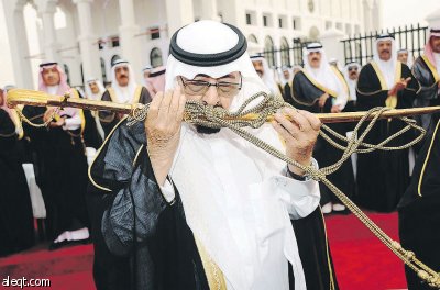 السيف «الرمز» بيد الملك بعد 140 عاما