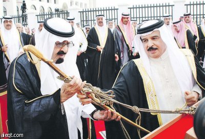 السيف «الرمز» بيد الملك بعد 140 عاما